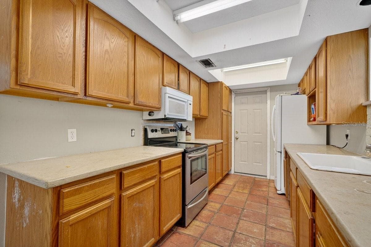 124 RANDLE AVENUE — photo 28 of 86