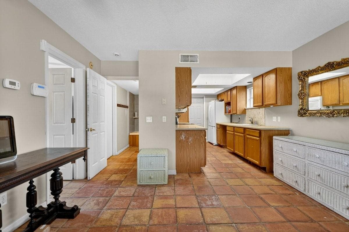 124 RANDLE AVENUE — photo 32 of 86