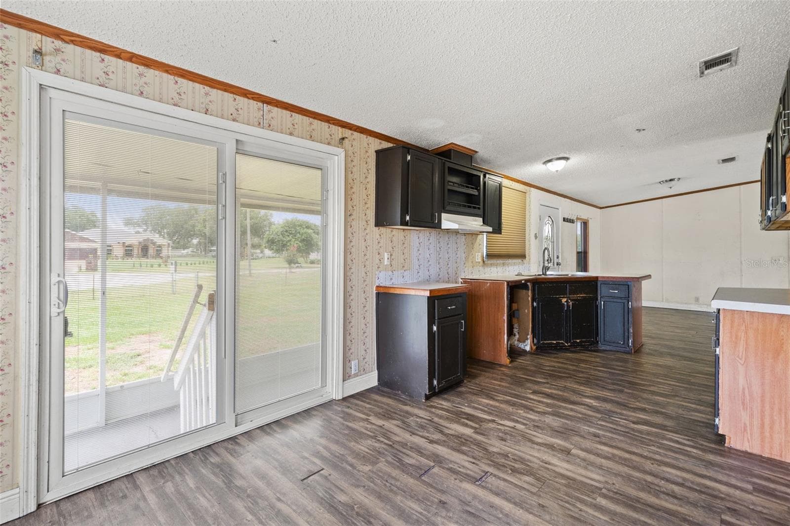 504 MANILLA LANE — photo 15 of 36