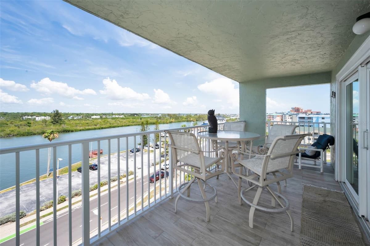 18610 GULF BOULEVARD — photo 18 of 56