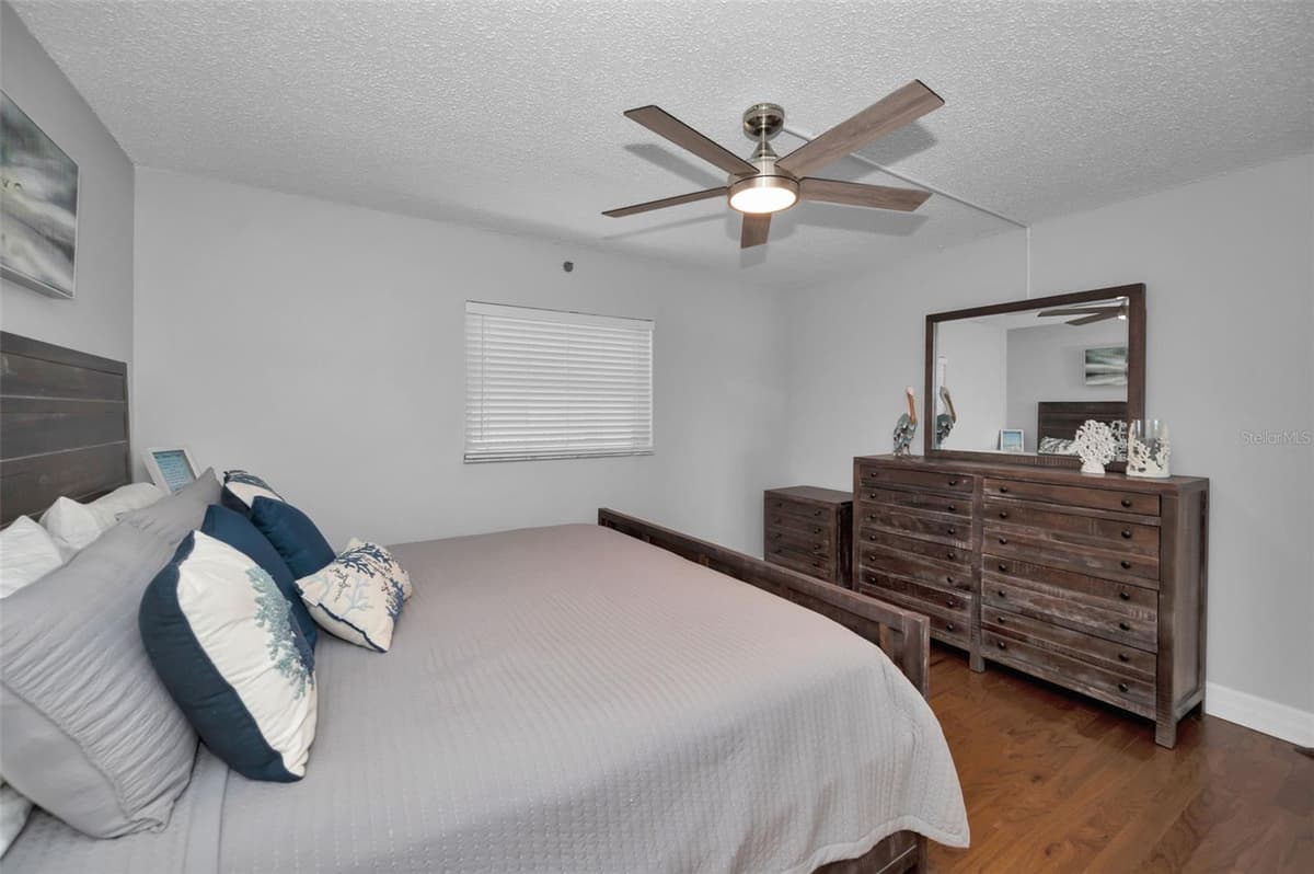 18610 GULF BOULEVARD — photo 31 of 56