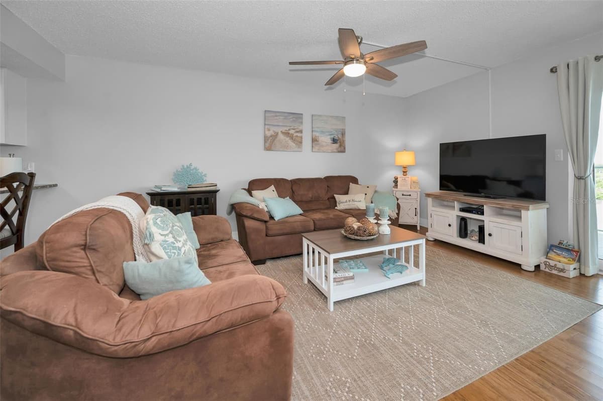 18610 GULF BOULEVARD — photo 11 of 56