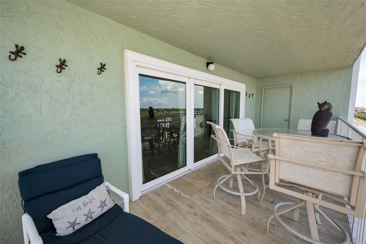 18610 GULF BOULEVARD — photo 21 of 56