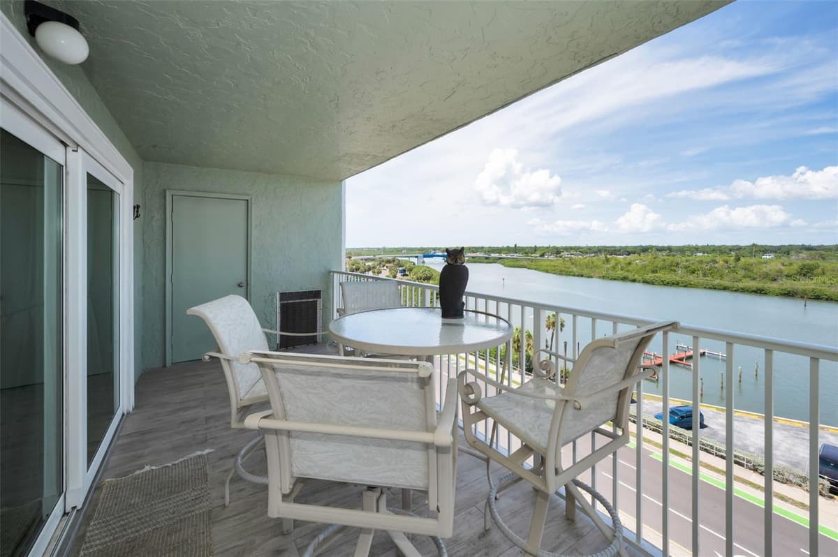 18610 GULF BOULEVARD — photo 19 of 56