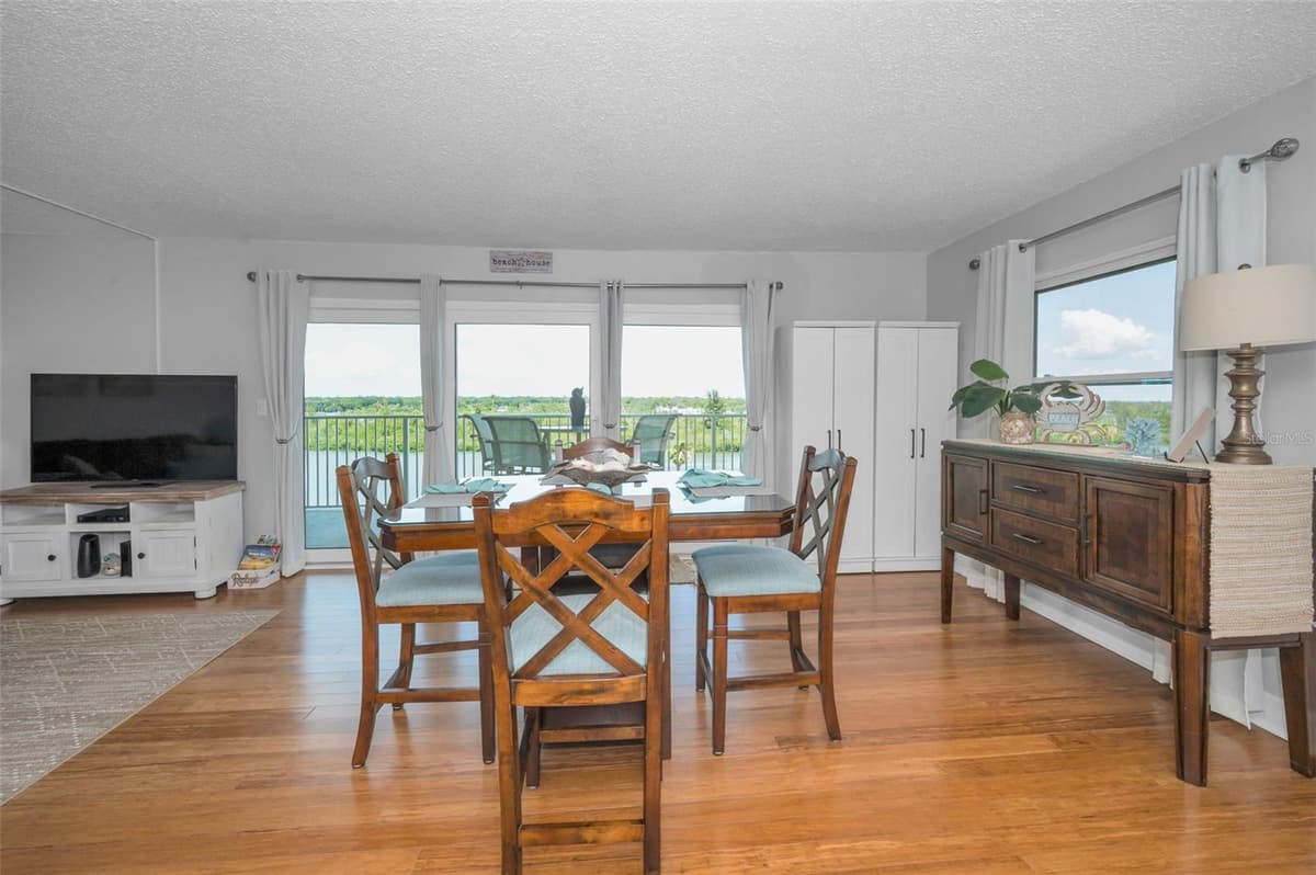 18610 GULF BOULEVARD — photo 24 of 56