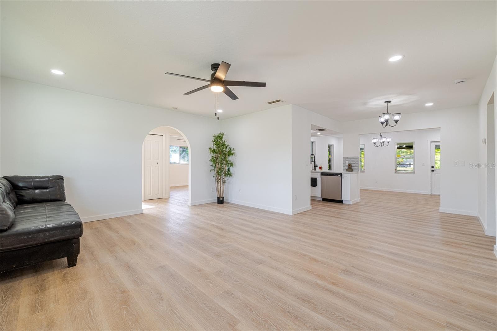 4211 5TH STREET — photo 4 of 46