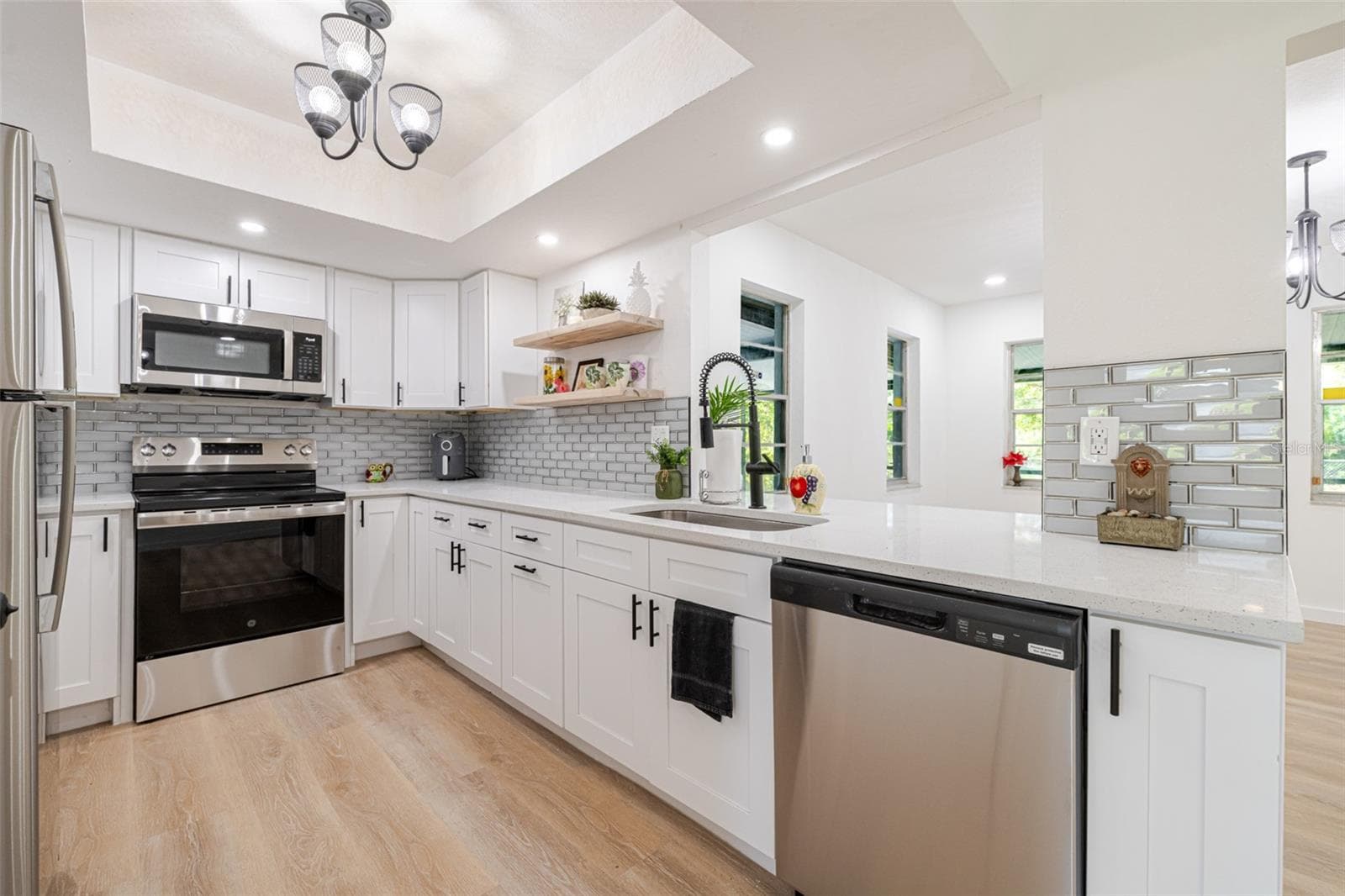 4211 5TH STREET — photo 3 of 46