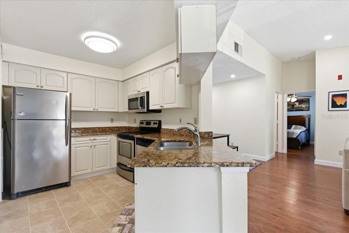 2550 ALAFAYA TRAIL — photo 2 of 22