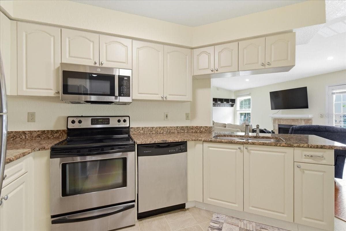 2550 ALAFAYA TRAIL — photo 3 of 22