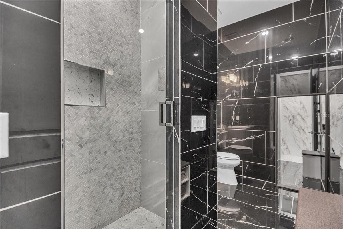 5609 CLEARWATER COURT — photo 5 of 81