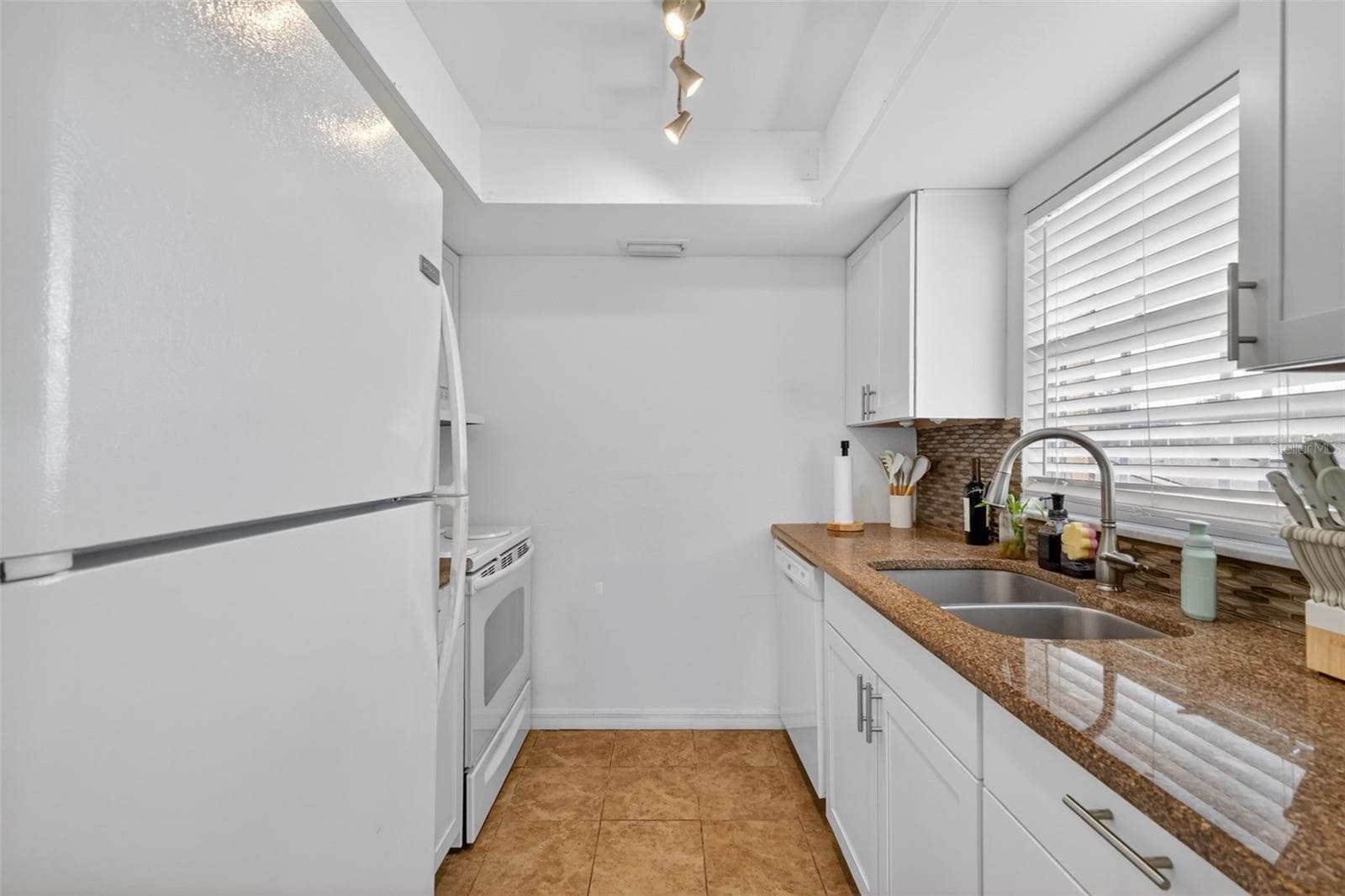 1112 MAIN STREET — photo 14 of 43