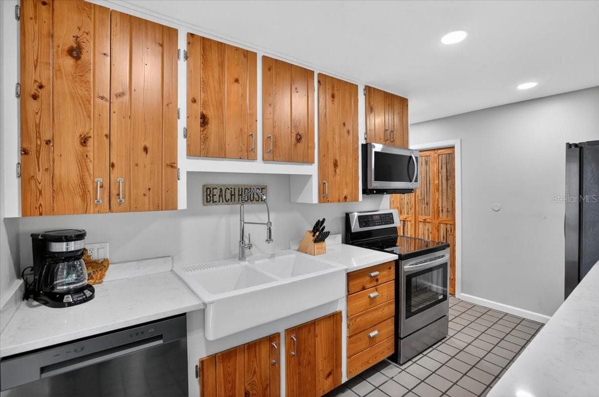 317 BAY BOULEVARD — photo 12 of 37