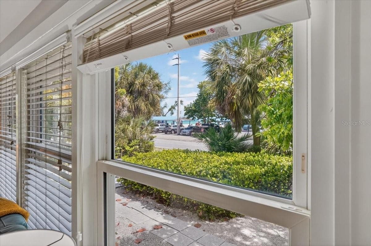 317 BAY BOULEVARD — photo 10 of 37