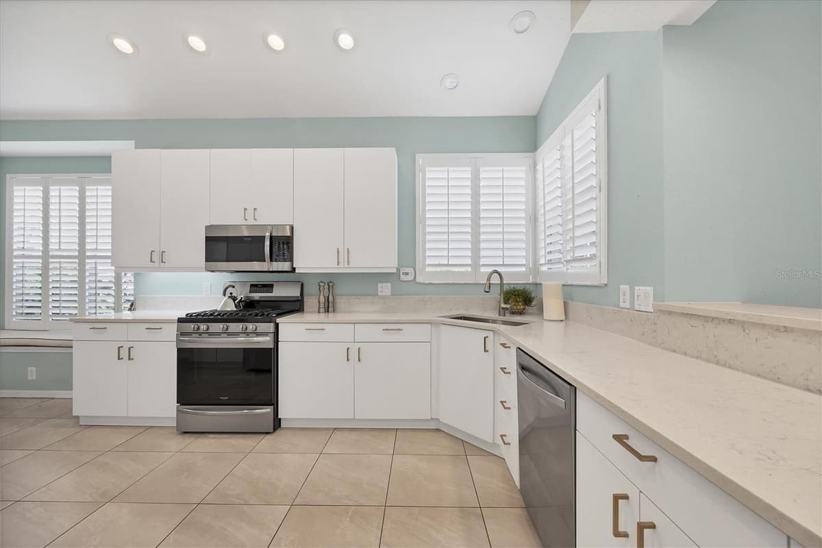 7916 HAMPTON COURT — photo 12 of 65