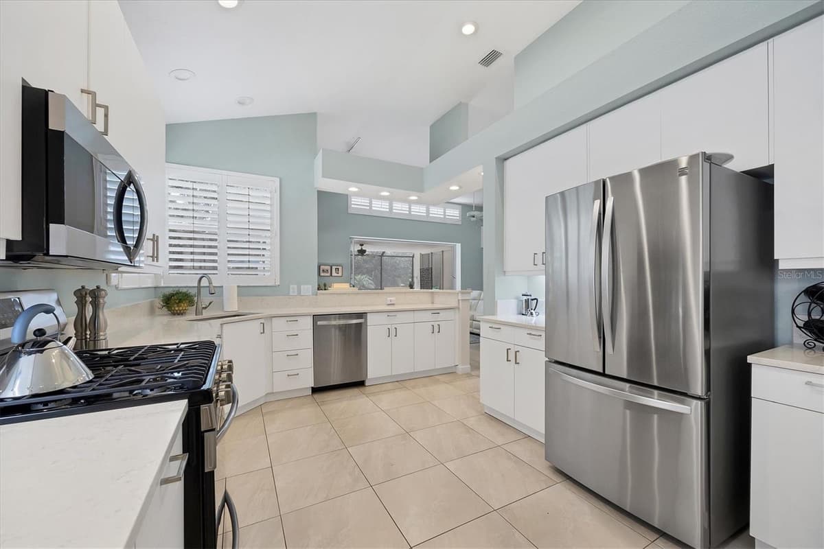 7916 HAMPTON COURT — photo 13 of 65