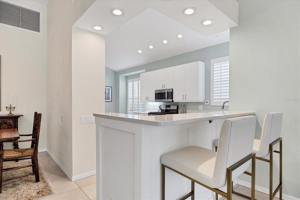 7916 HAMPTON COURT — photo 11 of 65