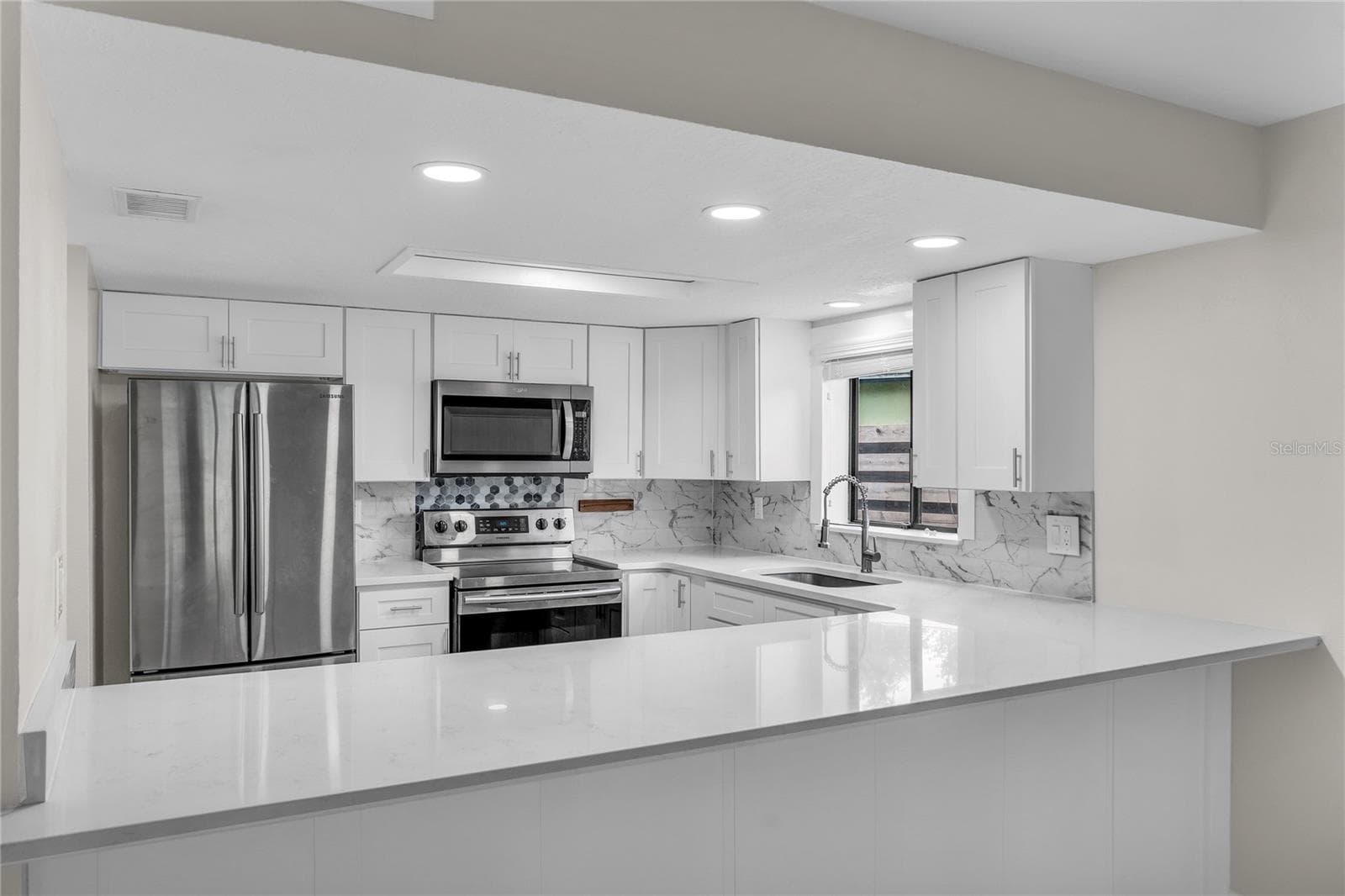 189 OAK LANE — photo 4 of 35