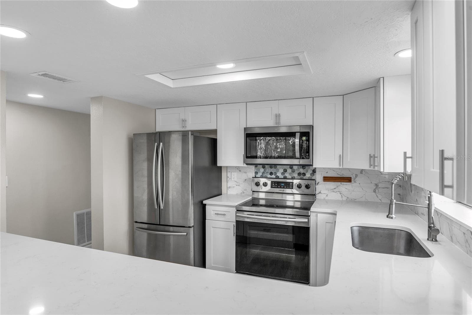 189 OAK LANE — photo 3 of 35