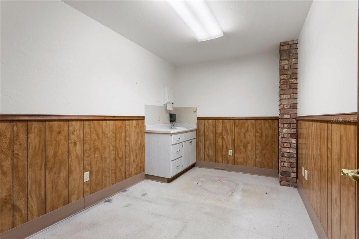 7019 11TH PLACE — photo 9 of 14