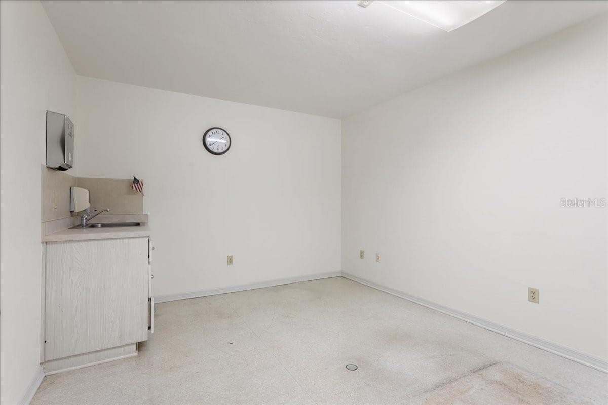 7019 11TH PLACE — photo 10 of 14