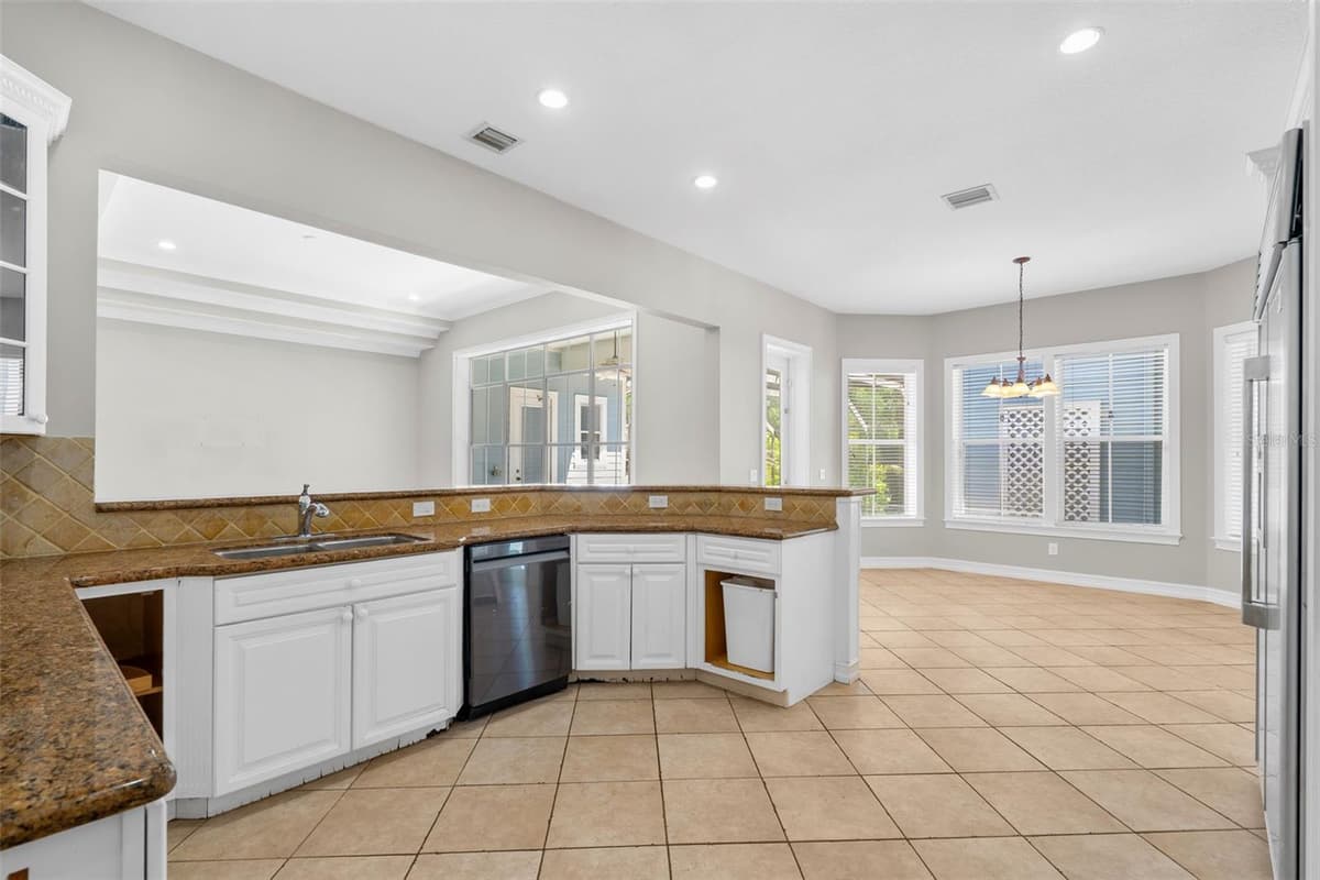 907 WESTPARK DRIVE — photo 14 of 48