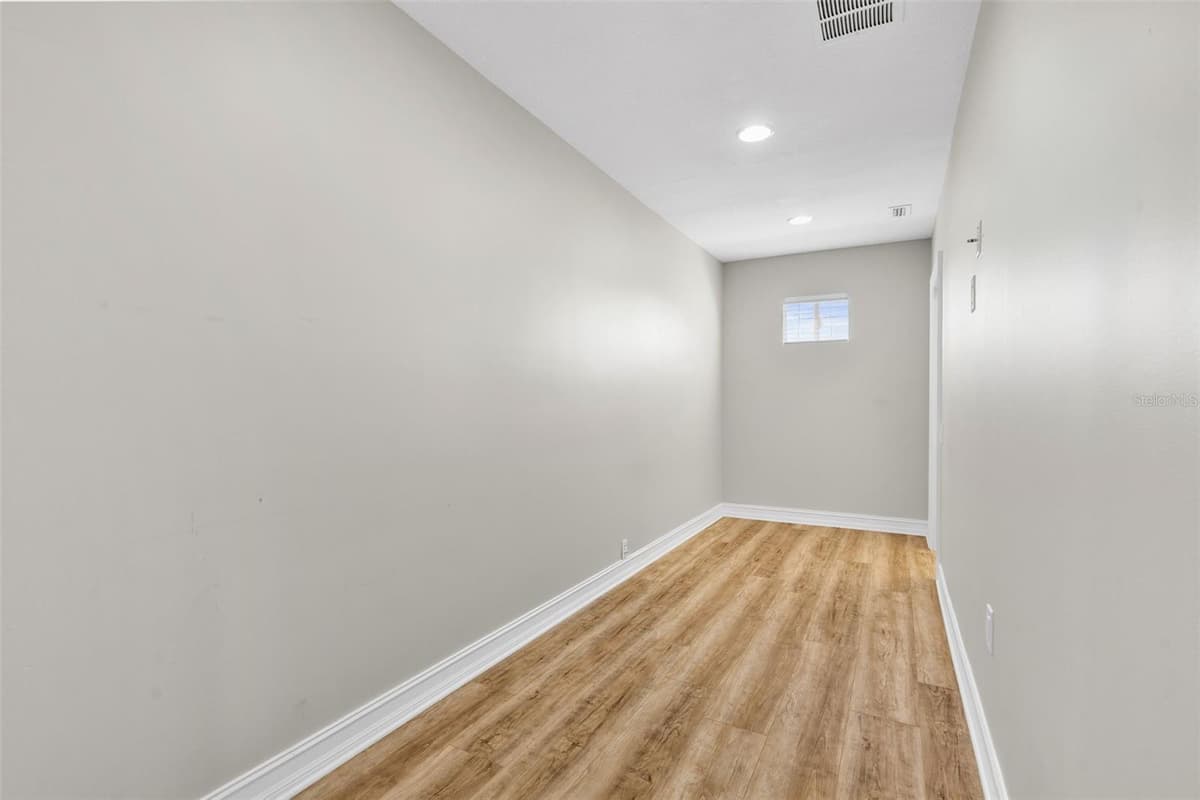 907 WESTPARK DRIVE — photo 32 of 48