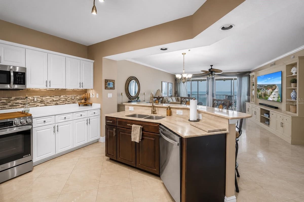 16750 GULF BOULEVARD — photo 10 of 69