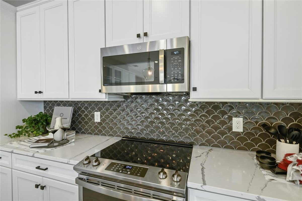 6410 CLOVER STREET — photo 8 of 31