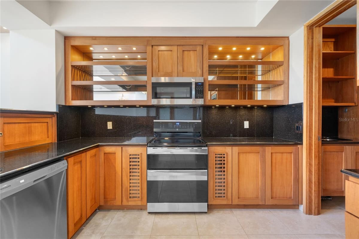 500 PLANTATION VILLAGE DRIVE — photo 12 of 62
