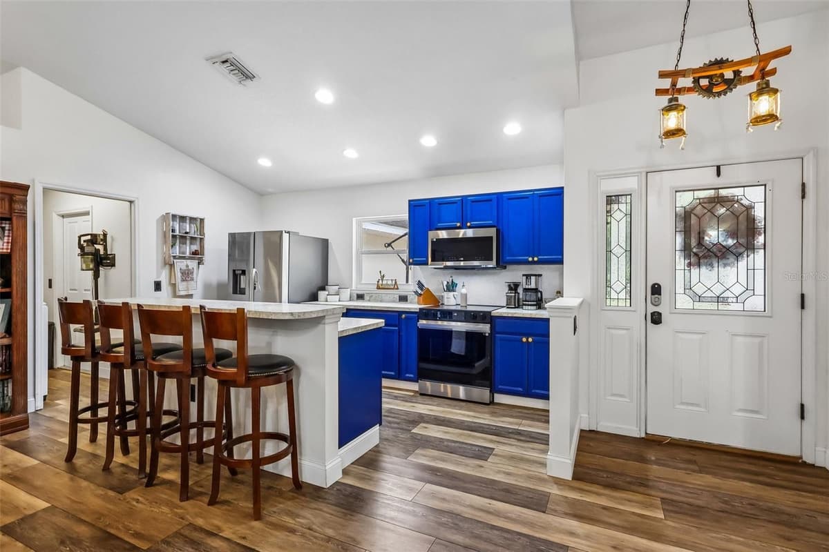 6401 WARM SPRINGS AVENUE — photo 9 of 38