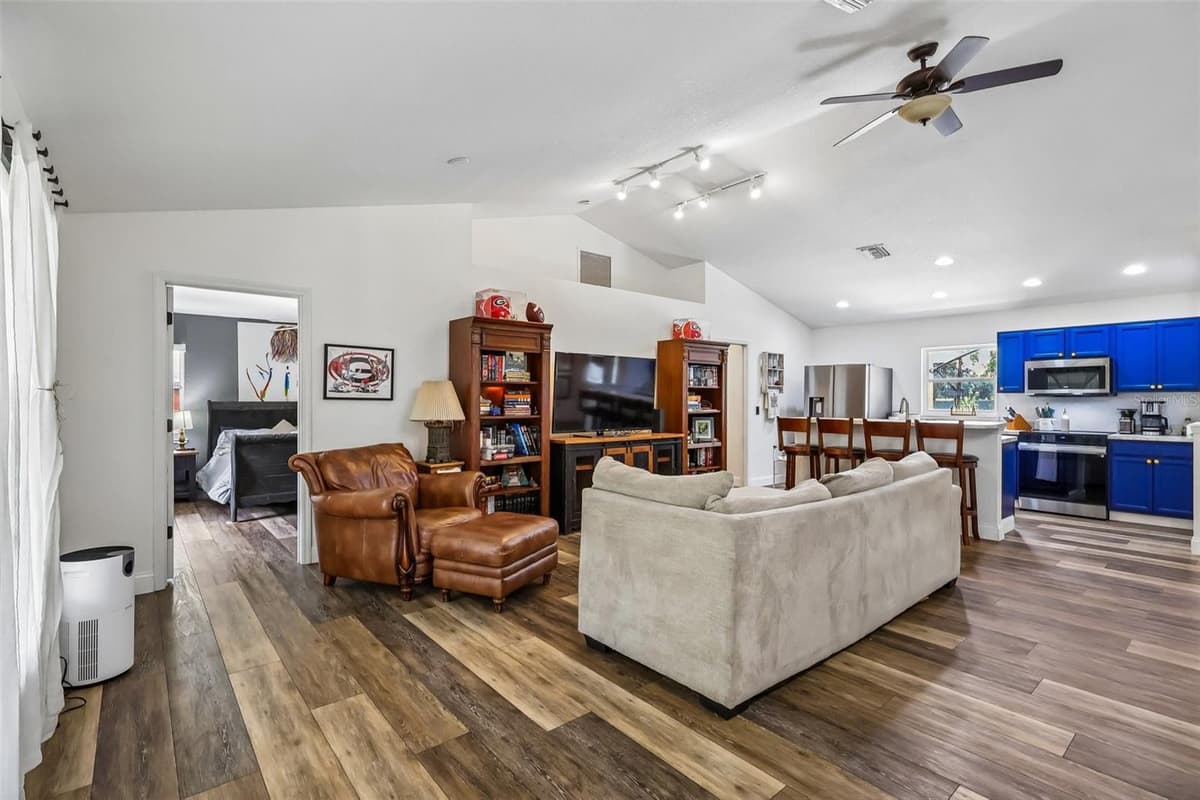 6401 WARM SPRINGS AVENUE — photo 3 of 38