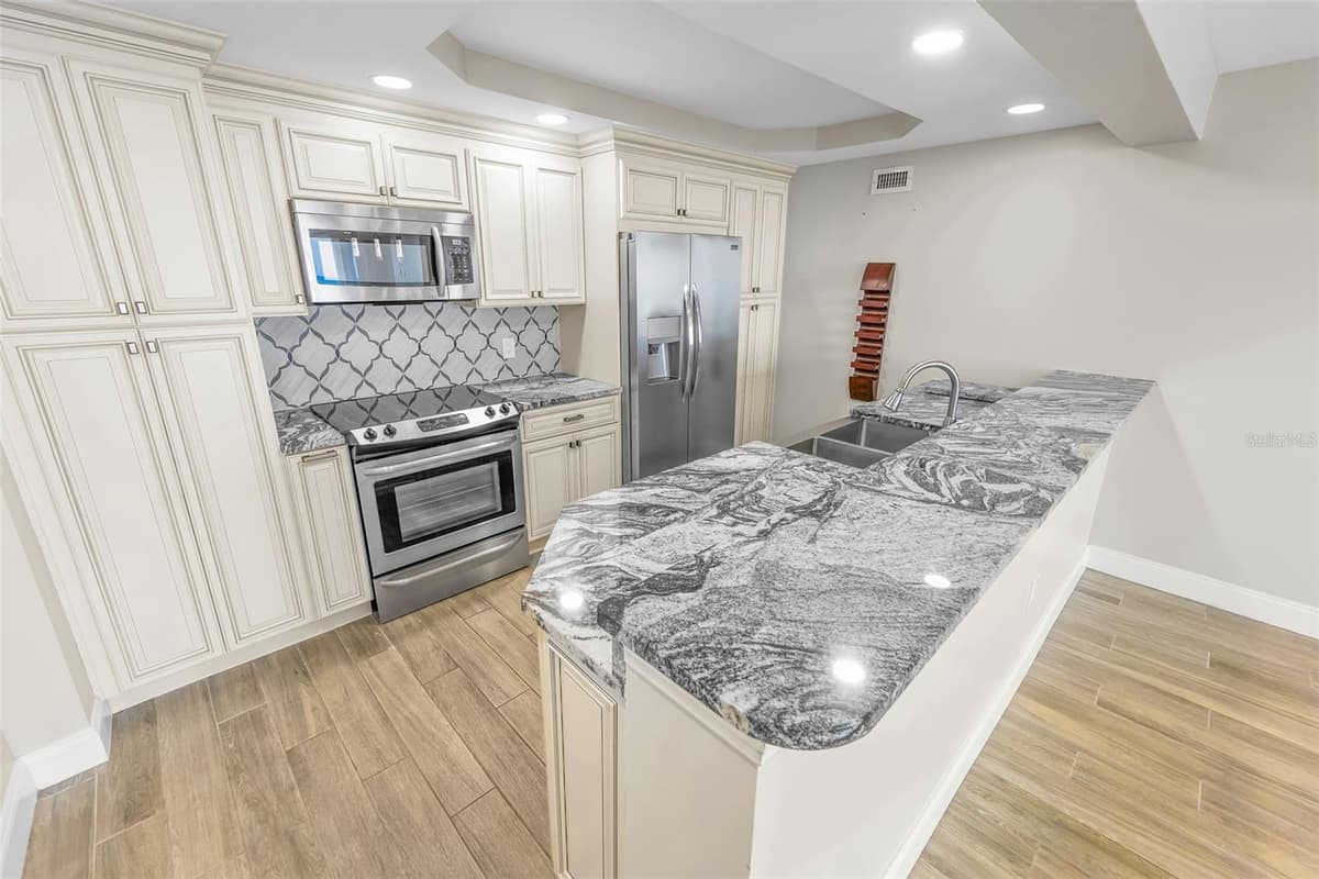 4495 ATLANTIC AVENUE — photo 9 of 40