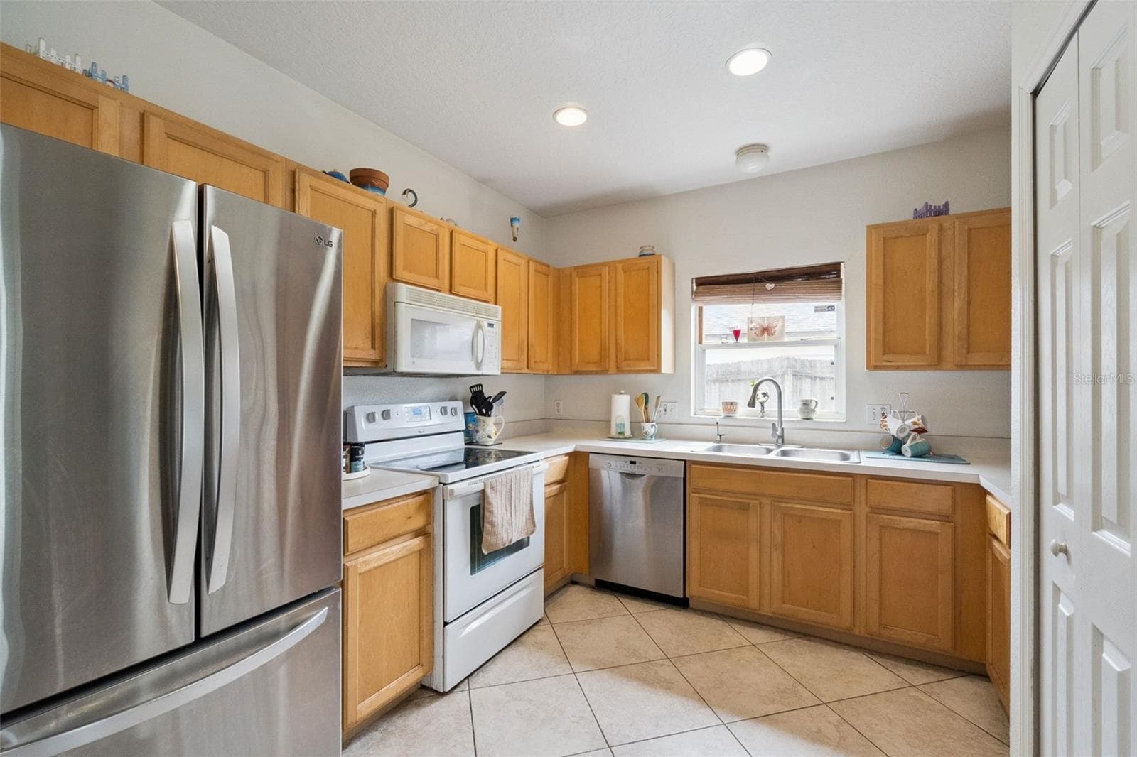 16217 COOPERS HAWK AVENUE — photo 9 of 27