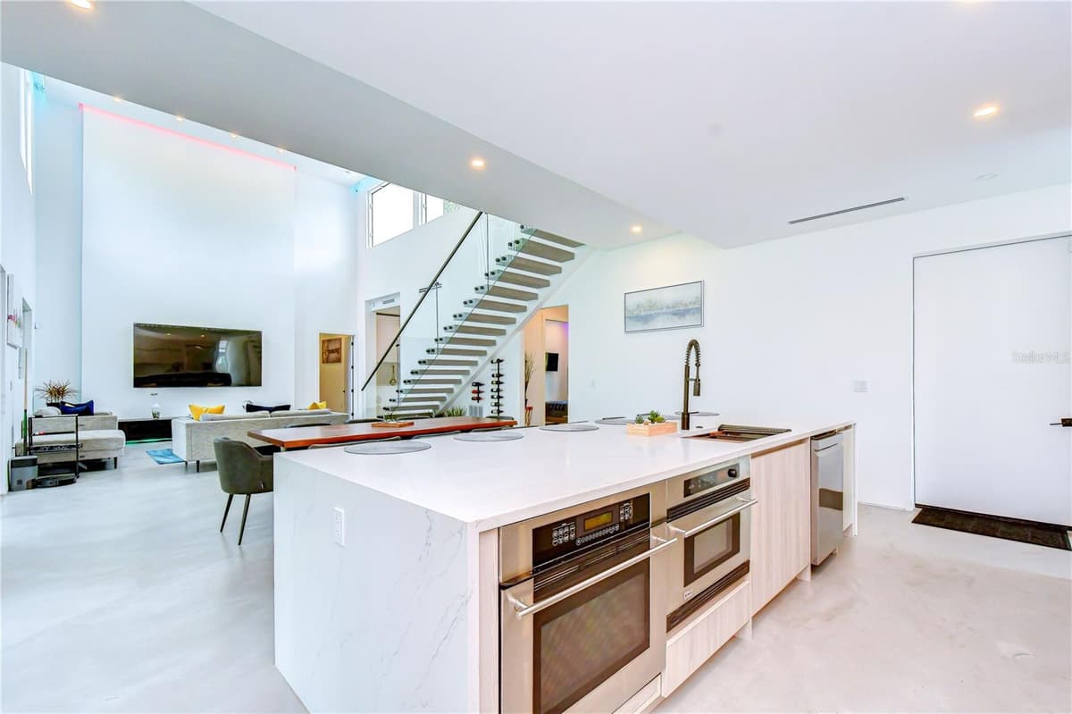 6805 NEW YORK DRIVE — photo 17 of 54