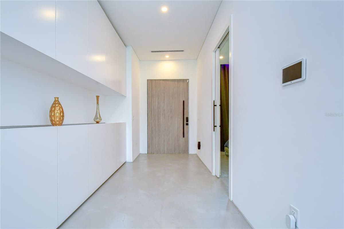 6805 NEW YORK DRIVE — photo 3 of 54