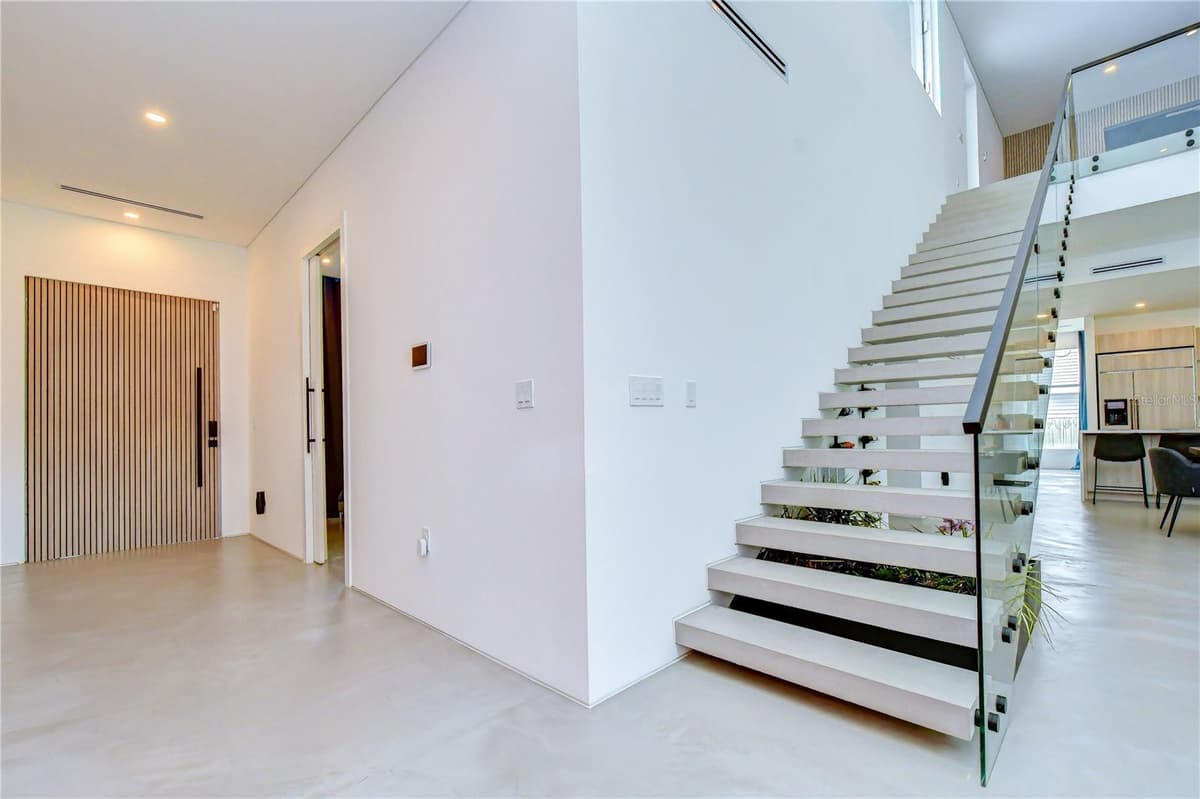 6805 NEW YORK DRIVE — photo 7 of 54