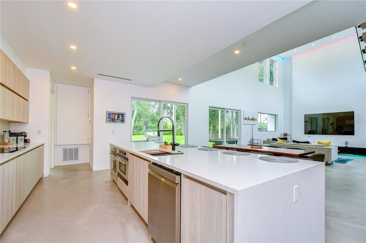 6805 NEW YORK DRIVE — photo 14 of 54