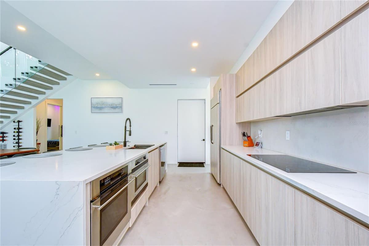 6805 NEW YORK DRIVE — photo 16 of 54