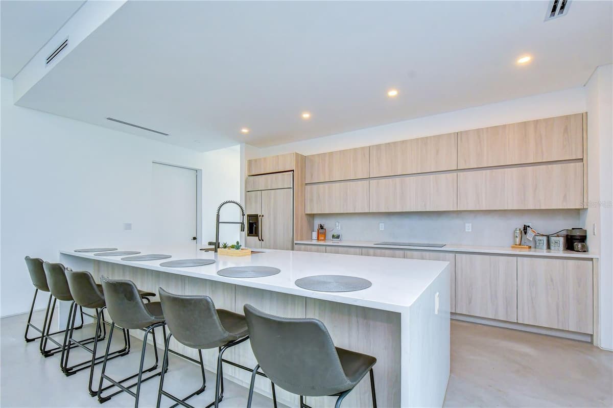 6805 NEW YORK DRIVE — photo 13 of 54