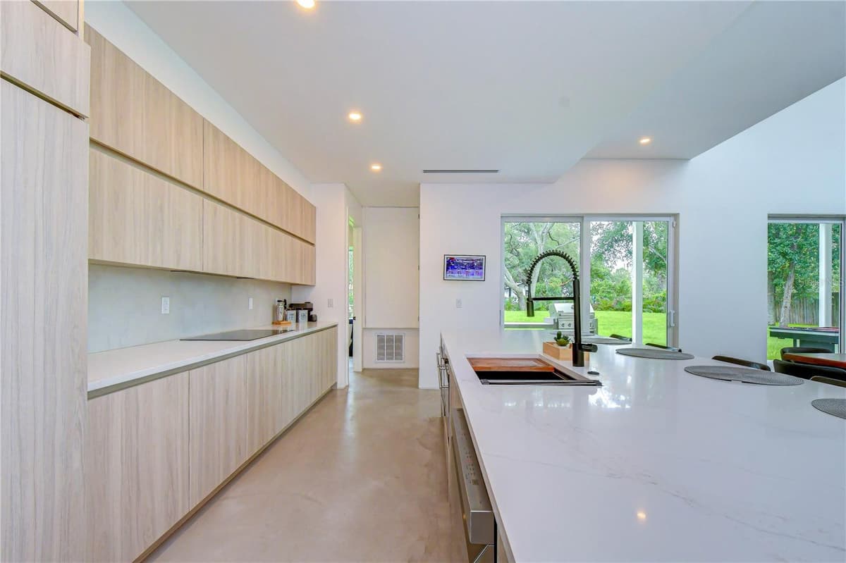 6805 NEW YORK DRIVE — photo 15 of 54