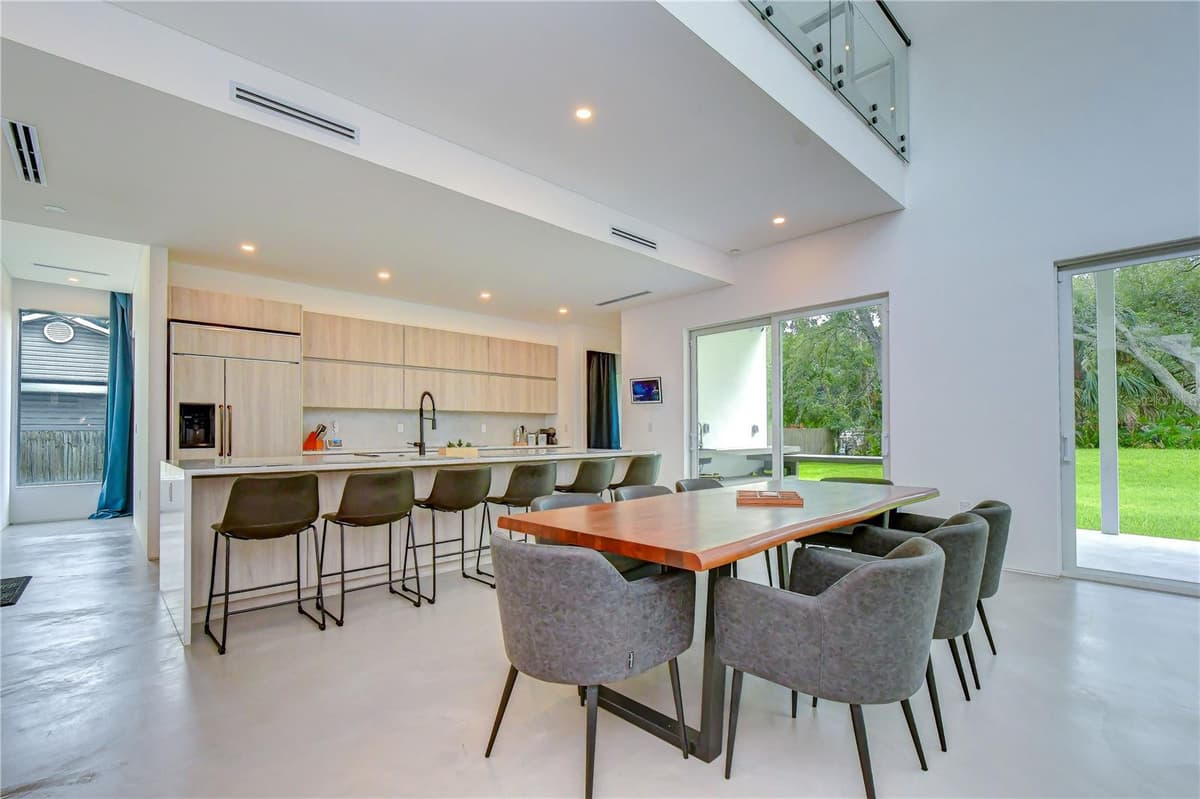 6805 NEW YORK DRIVE — photo 9 of 54