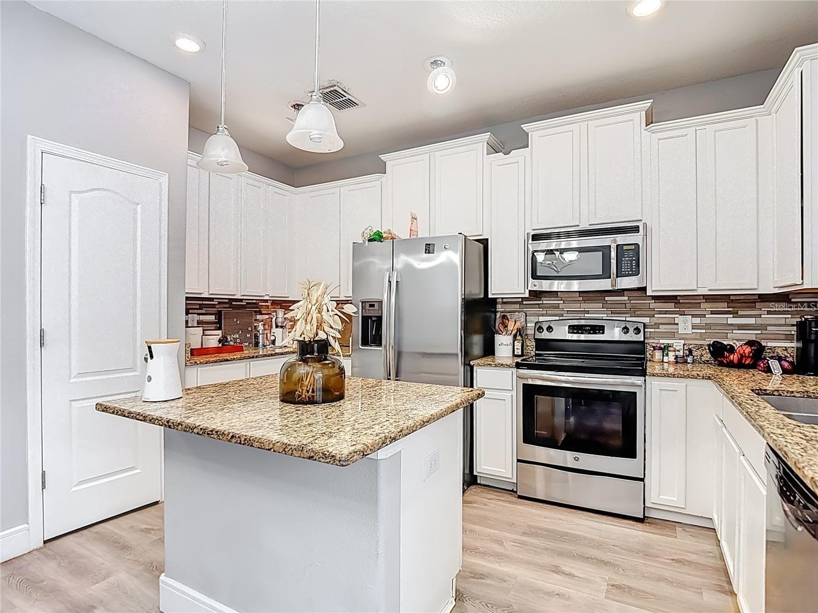 4442 FENNWOOD COURT — photo 16 of 40