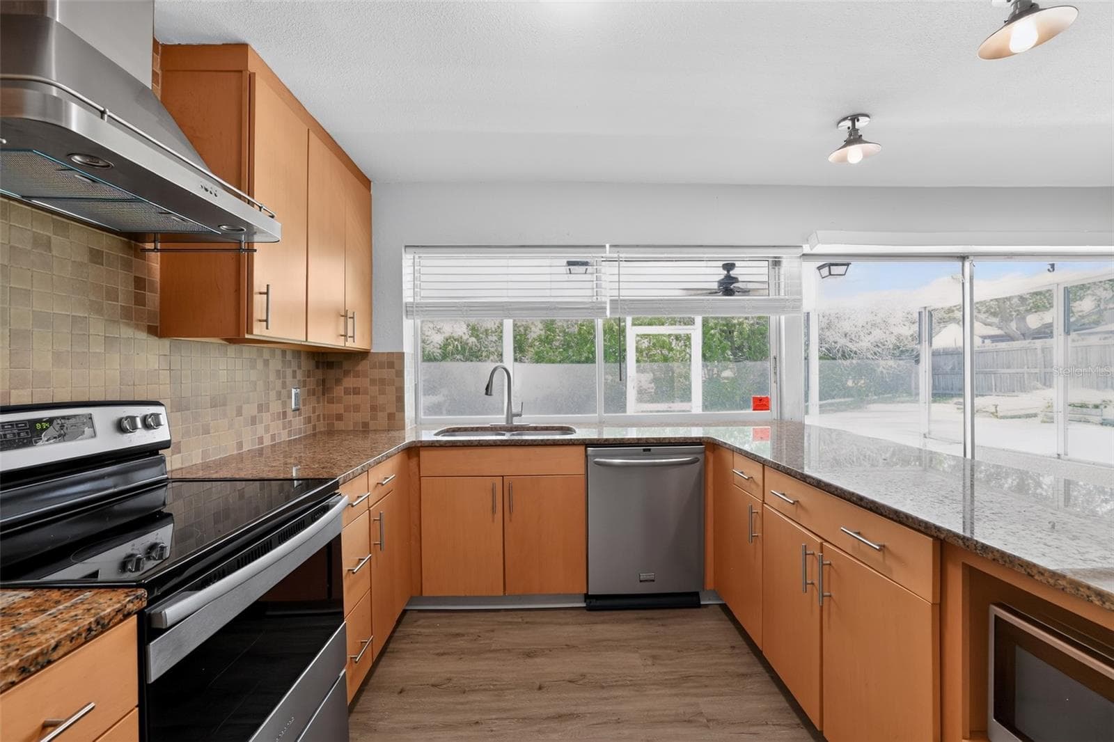 2140 BAY HILLS BOULEVARD — photo 10 of 32