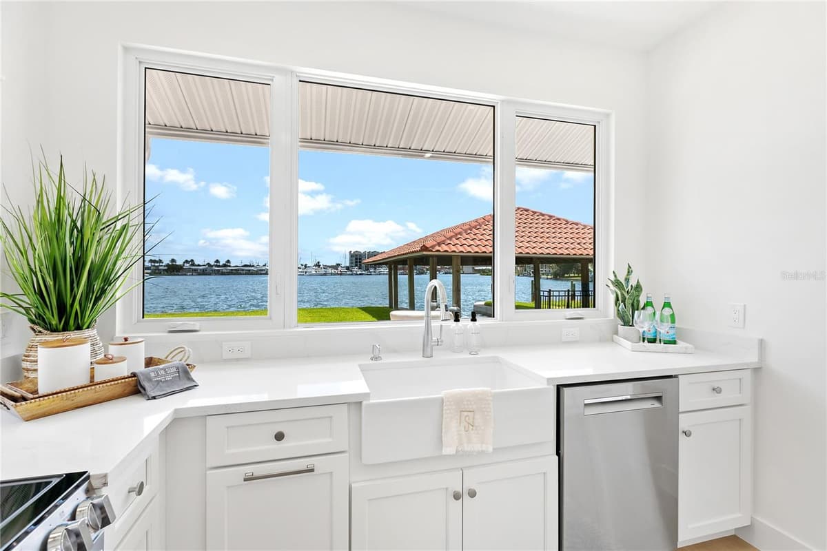 330 BAY DRIVE — photo 18 of 59