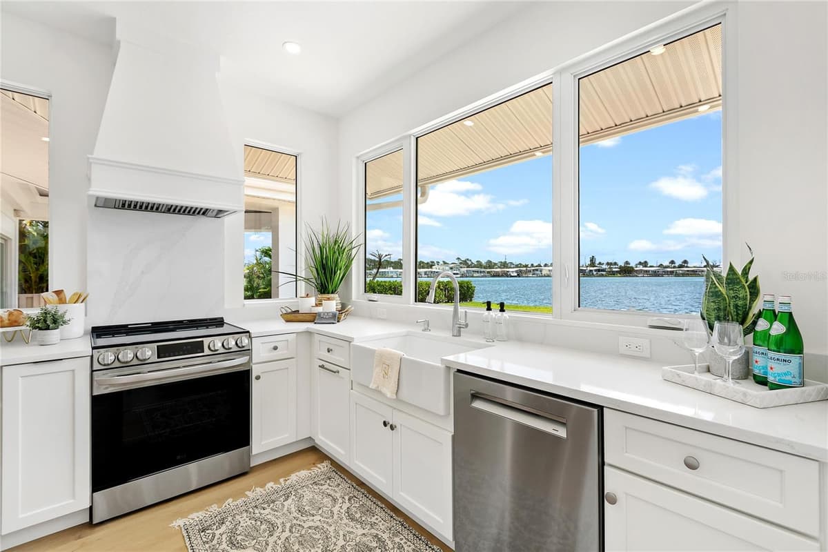 330 BAY DRIVE — photo 17 of 59