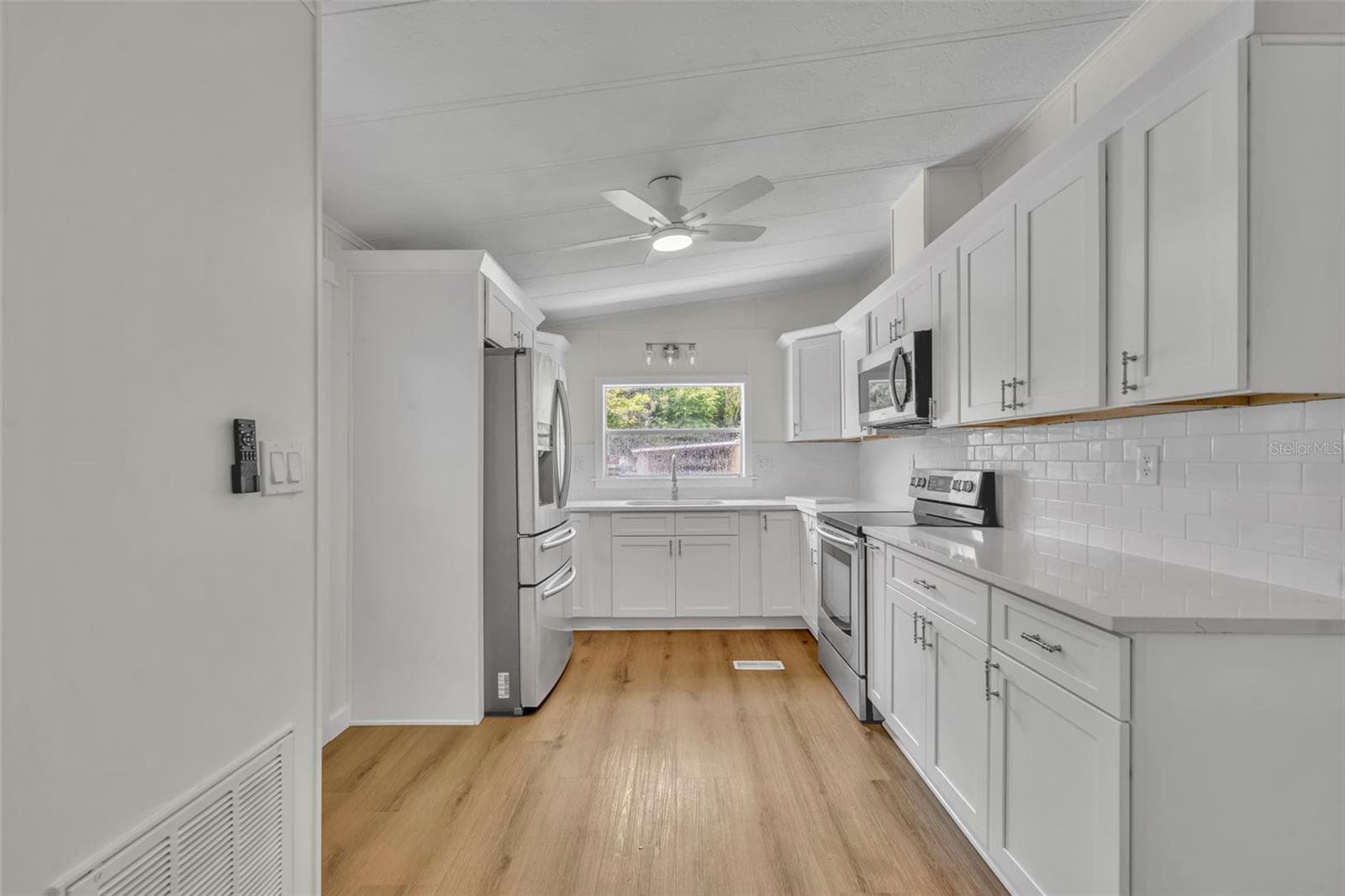116 CYPRESS ROAD — photo 12 of 26