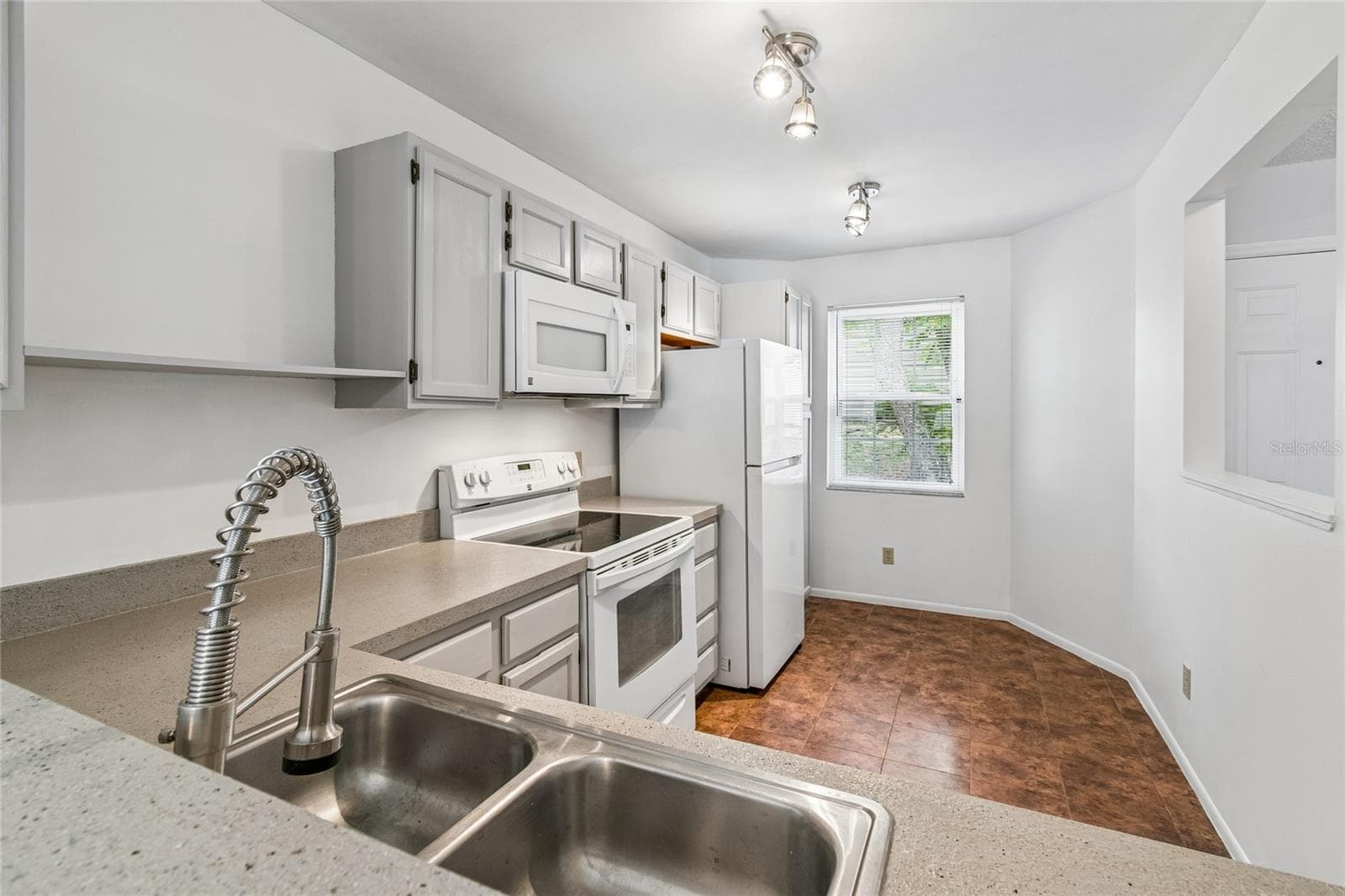131 HIDDEN ARBOR COURT — photo 4 of 42