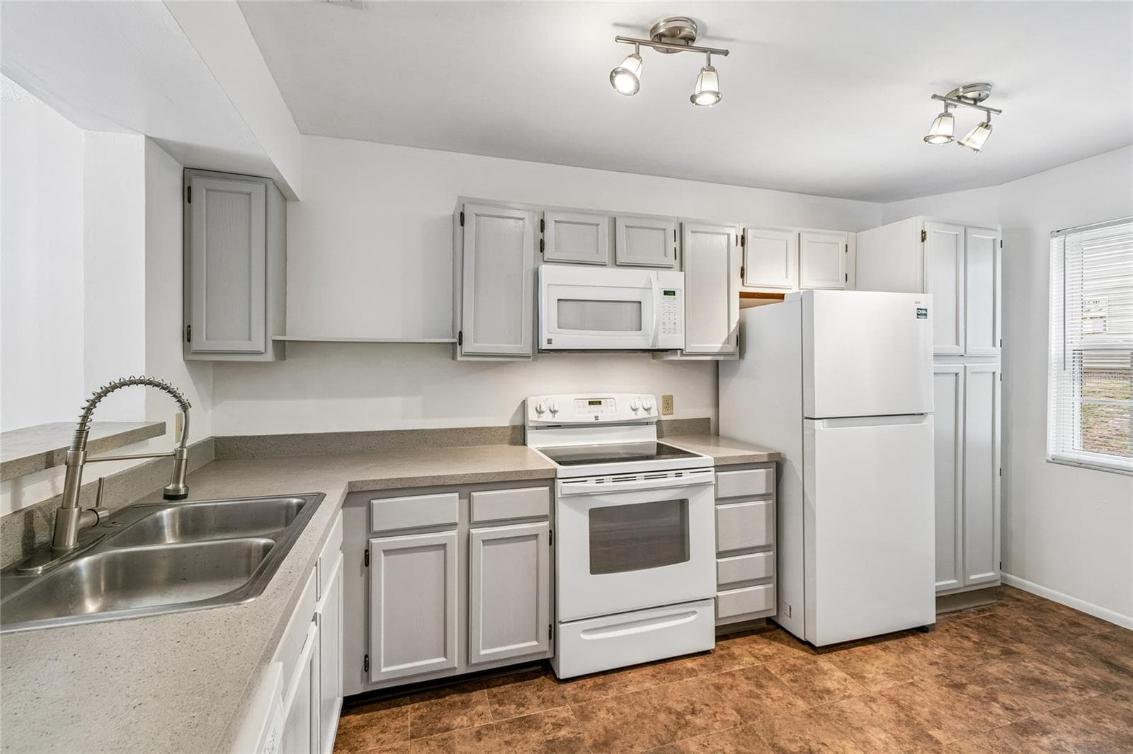 131 HIDDEN ARBOR COURT — photo 3 of 42