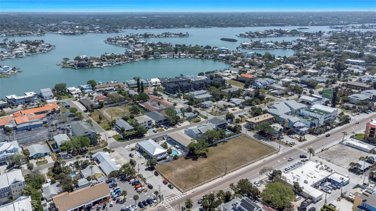 2300 GULF BOULEVARD — photo 16 of 43