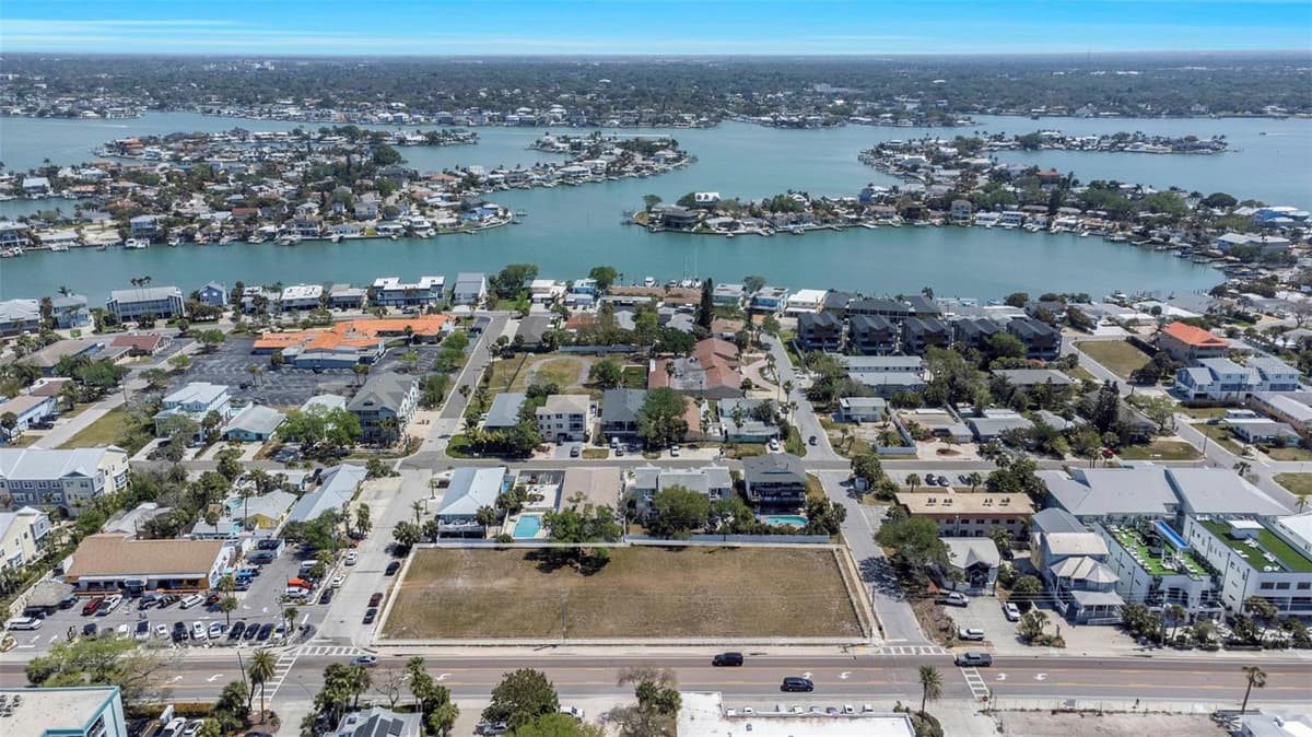 2300 GULF BOULEVARD — photo 17 of 43